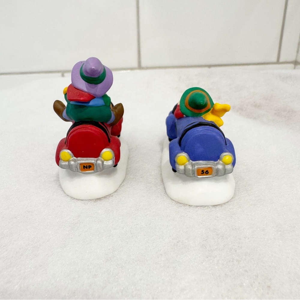 ❤️🎄❤️ Dept 56 | “Cruisin’ Crayola Elves”| North Pole Series ❤️🎄❤️ - Picture 4 of 9